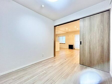 引き戸を開放することでリビングと一体的に使える利便性の高い洋室!扉を閉じればプライベートな個室になり、シーンに合わせて空間をフレキシブルに変化させられます。明るい木目調が優しく広がる空間です。