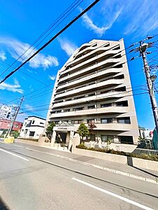 外観：陽当たり良好な南東向き×専用庭付きの「アルファグランデ北10条 105号室」！戸建て感覚でガーデニングやアウトドア気分を楽しめる特別な1階住戸です。重厚感ある落ち着いた佇まいのマンションです。