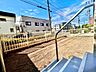 その他：テラス階段からそのまま出入りできる広々とした専用庭！南東向きで陽当たりに恵まれ、家庭菜園やガーデニング、ビニールプールなど多目的に楽しめます。戸建て感覚の自由な暮らしを叶える魅力的なスペースです。