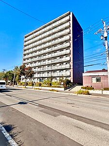 外観:陽当たり良好な9階からの爽快な絶景が広がる上質な住まい。温もりあふれる木目調デザインの内装と会話が弾む対面キッチンを完備。三面鏡洗面台や豊富なおしゃれ収納で毎日のお手入れや身支度も快適♪ 外観:陽当たり良好な9階からの爽快な絶景が広がる上質な住まい。温もりあふれる木目調デザインの内装と会話が弾む対面キッチンを完備。三面鏡洗面台や豊富なおしゃれ収納で毎日のお手入れや身支度も快適♪