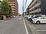 外観：前面道路は広く、交通量も少ないためゆったりと駐車することが出来ます。