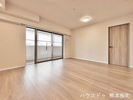 ■安らぎと笑顔の中心地■陽光が優しく降り注ぎ、会話が自然と弾む。ここでは、毎日が特別な時間へと変わります。