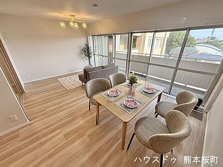 ■安らぎと笑顔の中心地■陽光が優しく降り注ぎ、会話が自然と弾む。ここでは、毎日が特別な時間へと変わります。
