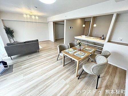 ■安らぎと笑顔の中心地■陽光が優しく降り注ぎ、会話が自然と弾む。ここでは、毎日が特別な時間へと変わります。