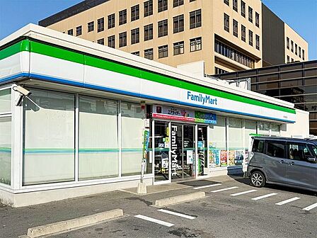 ファミリーマート 港北駅前店 480m