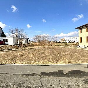 外観：平屋も可能、車庫も3台可能な広い敷地。閑静な住宅街。お隣を気にせずゆとりある間取りを実現できる。地域には数少ない総合病院が近くにあります。お子様の成長には適した環境。