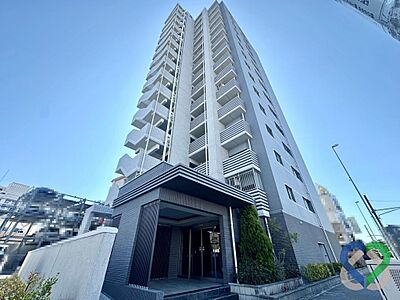 外観:《建物外観》15階建てのスタイリッシュな外観。縦に伸びるフォルムが印象的で、街並みの中でも存在感のあるマンションです。最上階住戸につき、開放感のある眺望と明るい住空間が期待できます。 外観:《建物外観》15階建てのスタイリッシュな外観。縦に伸びるフォルムが印象的で、街並みの中でも存在感のあるマンションです。最上階住戸につき、開放感のある眺望と明るい住空間が期待できます。