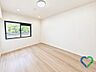 室内：《洋室》窓から緑を望む、落ち着いた雰囲気の洋室。シンプルな内装のため家具やインテリアを合わせやすく、寝室や書斎など幅広い用途に対応。明るいフローリングも印象的です。