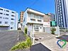その他：《建物外観》建物前面には駐車スペースが設けられており、玄関までの動線も確保されています。特徴的な出窓や窓飾りなど、細部のデザインにもこだわりが感じられます。