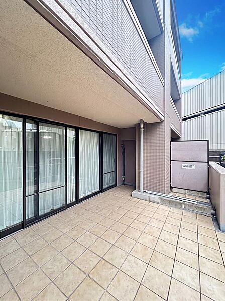 【テラス】※本画像は入居者様の家具をCGで消した画像であり、現況と異なる可能性がございます。