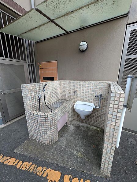 外出後の汚れをサッと落とせる便利な屋外水栓スペース完備。