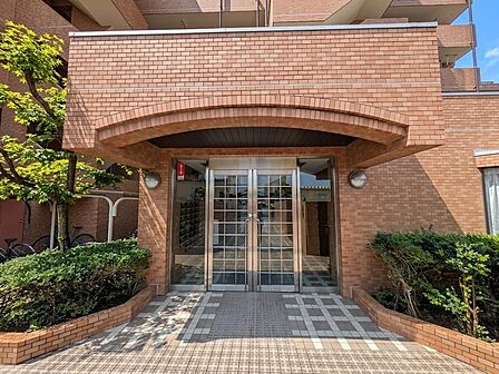 綺麗に維持・管理された重厚感あふれるエントランスアプローチ。