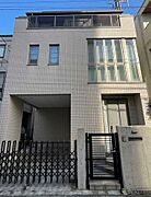 落ち着いた街並みに調和する洗練された邸宅。ビルトインガレージ付きで快適な暮らしを叶えます。