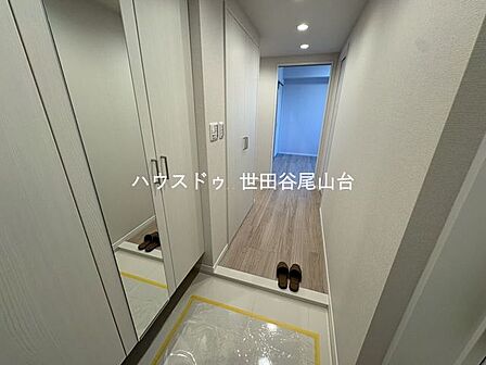 下足入れ付きの玄関は靴をすっきり収納でき、住まいの第一印象も爽やか。廊下を介したプライバシー性の高い設計です。