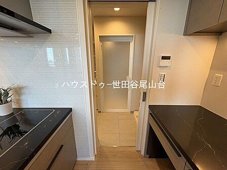 洗面所はキッチンと直結した構造になっています。