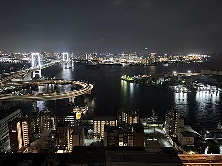 水辺と都心の灯りが織りなす、美しい夜景をお楽しみいただけます。