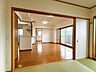 室内：【リフォーム済】和室のふすまを開け放せば、開放感のある利用ができますよ。
