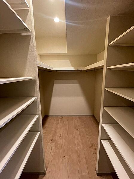 家族の洋服をまとめて収納その場で着替えてお部屋はちらかり知らずのファミリークローゼット※写真はリノベ完成時のものです