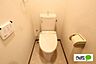 トイレ：温水洗浄便座付きの清潔感あるトイレ空間