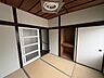 室内：押入収納付きで、お部屋を広々とお使いいただけます。