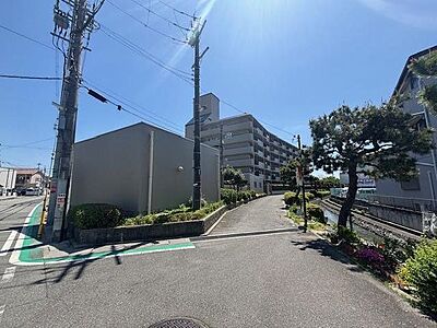 外観：バス停徒歩約1分で駅アクセスもスムーズな立地♪周辺環境も良好です！