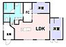 間取り：LDKを中心に洋室2室を配した平屋です。ファミリークローゼットを備え収納も充実しています。土地は274.50m2（約83坪）で前面道路は6mです。