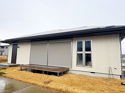 外観：段差の少ない平屋建てです。ウッドデッキから庭へ出られます。