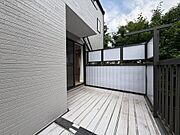 【バルコニー】広々としたバルコニーはガーデンテーブルを設置すれば外での食事も楽しめます♪