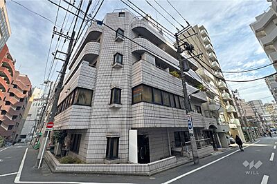外観:ホワイトパレスシンワの外観(西側から). 外観:ホワイトパレスシンワの外観(西側から).