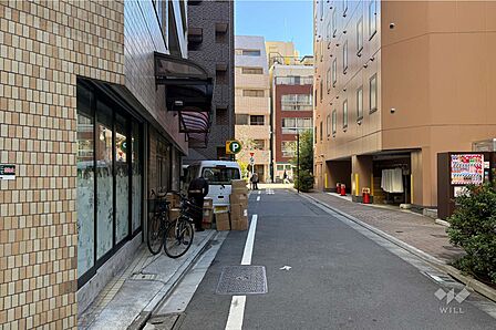 敷地の南西側前面道路(北西側から)