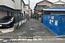 外観：物件物件の北西側前面道路（南西側から）。前面道路は私道で、周辺居住者と共同管理です。
