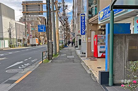 敷地の北東側前面道路は都道8号線です(北西側から)。