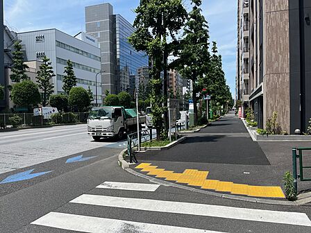 物件の西側前面道路（南側から）