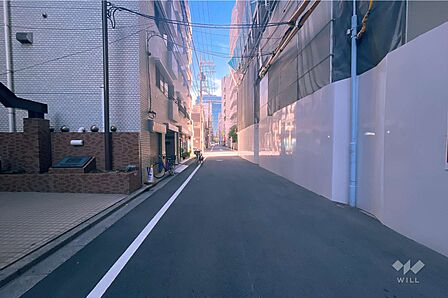 敷地西側の前面道路（北側から）