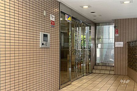 エントランスはオートロック付きです。