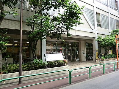 周辺：新しい建物でプールも環境も良好。階下に区立図書館がありお年寄の施設もあるので情操教育には最適です。