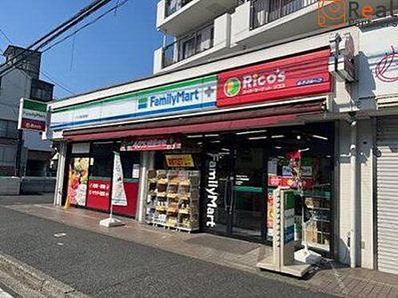 ファミリーマートリコス菊名駅西店 徒歩3分。 220m