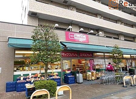 マックスバリュエクスプレス横浜吉野町店 徒歩0分。 1m