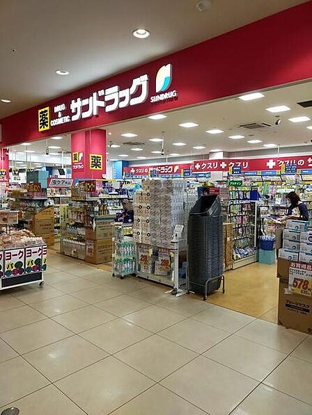 サンドラッグ梅島店(366m)