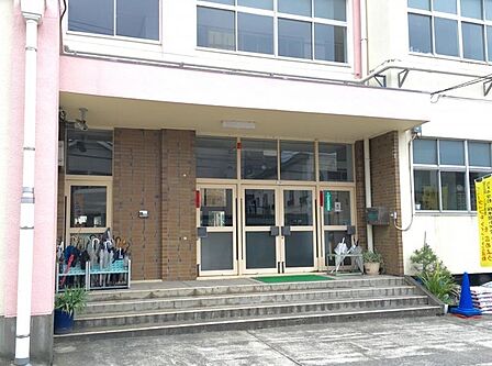 足立区立中島根小学校(358m)