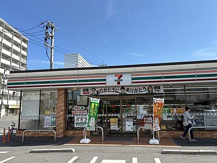 セブン-イレブン広島五日市中央1丁目店 440m