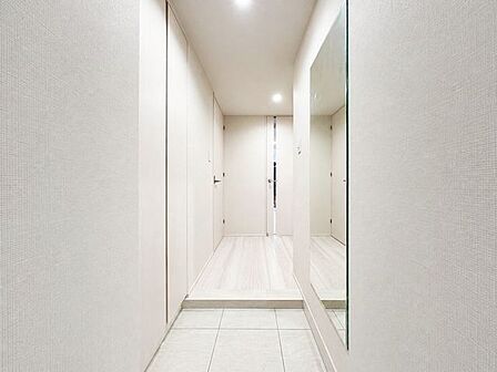 天井高シューズクローゼット完備。約30足収納可能※AI加工画像につき現状と異なります