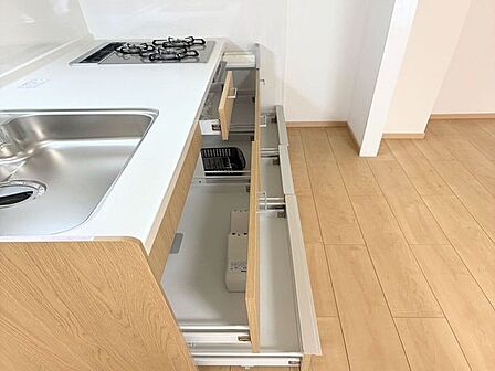 調理器具や食器を効率的に収納できるスライド式の引き出し