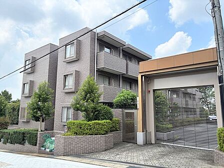 南山の高台に静かに佇む低層レジデンス。防犯性と私邸感を高めるシャッターゲートを完備