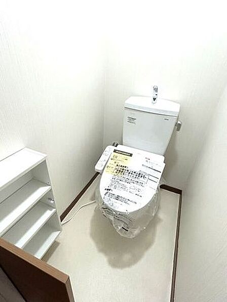 ◆温水洗浄便座付きのトイレです。暖房機能搭載で冬でも便座が温かく使用できて快適です♪