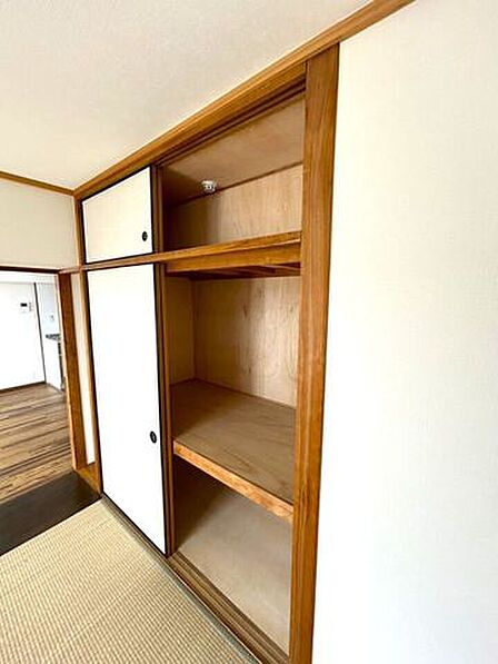 ◆和室の収納大きな押入があります♪お布団も入りますし、クローゼットととして使ってもたっぷり収納できます♪