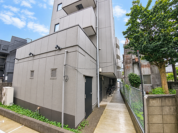 建物側面の現地...