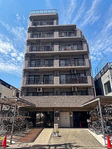 閑静な住宅街に位置し穏やかで落ち着いた暮らしが手に入ります。近隣にはスーパーや公園、バス停が揃っておりリノベーションによるきれいで快適な室内環境も大きな魅力です。
