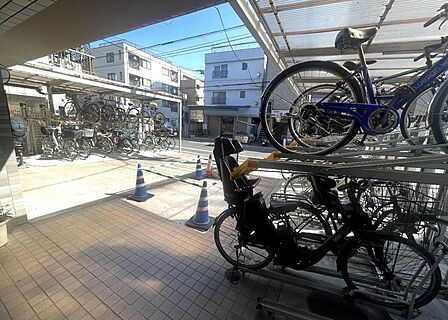 屋根付きですっきりとした整理された使い勝手のいい駐輪スペースです。大切な自転車を雨風からしっかり守りながら毎日のスムーズな出し入れをサポートします。