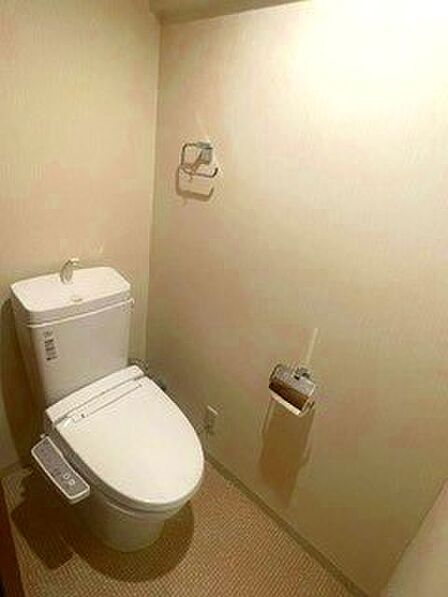 清潔感のあるすっきりとしたトイレとなってます。温水洗浄便座を備えており季節を問わず快適に使用できます。手荒い付タンクやタオル掛けも完備されて機能面も充実してます。